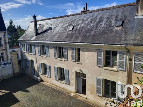 iad France - Fabienne Moyrand vous propose: Opportunité à saisir: Maison du XIXe siècle à rénover avec jardin, cave et cour au cOEur de Fondettes. Cette maison , très bien située, d’une surface totale de 174 m², comprend actuellement, plusieurs nivea...