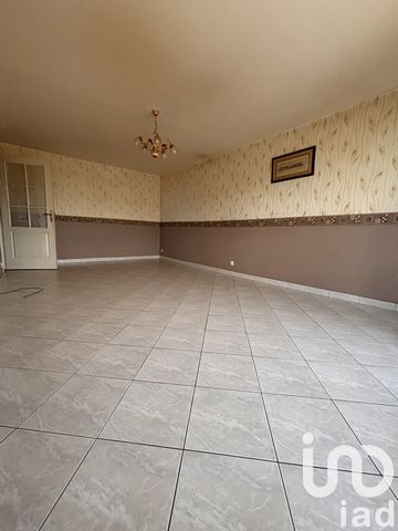 iad France - Claire Cheron vous propose: Savigny le Temple, proche gare - Appartement 3 pièces avec balcon et un parking en sous sol. Découvrez cet appartement comprenant : - Entrée accueillante, - Séjour ouvrant sur un balcon filant idéal pour vos p...