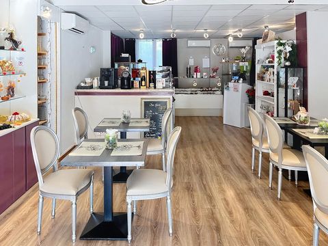 Commerce de 52m2 et 50m2 de sous-sol.