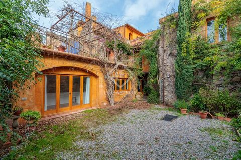Within the historic centre of a small town of Baix Empordà and just 10 minutes from the beach, we find this wonderful 17th-century townhouse. This three-storey house has been divided into two independent homes, which will give the new owners a lot of...