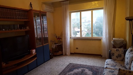 Apartment located about 600 metres from the sea in the beautiful Tropea town. The property is in habitable condition and on the fifth floor. The 90 sq m apartment consists of a large kitchen, a living room, 2 bedrooms and a bathroom. The apartment is...