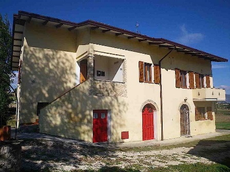 Traditional exposed brick stone country house of the 19th century, located in a quiet area, but not isolated, with fantastic views over the town of Assisi, Monte Subasio, Monti Sibillini and Montefalco, just 1.5 km from the village of Bevagna. Tradit...