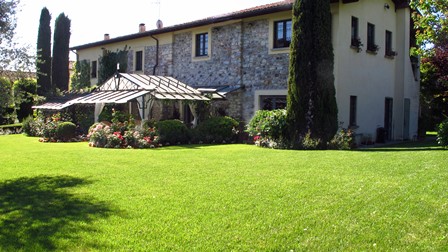 Price: On request 5-bedroom detached villa situated in Colombaro di Corte Franca, town located at the foot of the popular hills of the Franciacorta and of its renowned Vineyards, at 5 km from the Iseo Lake. The villa is on two floors above ground plu...