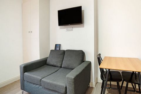 Enjoy a visit to London at this stylish studio for 2 people. There is one bedroom and the living room where you can lounge comfortably and spend your vacation at ease.The studio is quietly located right outside the center of London. A grocery store (...