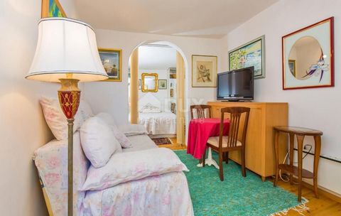 Location: Dubrovačko-neretvanska županija, Dubrovnik, Stari grad. DALMATIA, DUBROVNIK - House in the old town with sea views Dubrovnik is an open-hearted city, greets visitors from any part of the world with a simple and friendly greeting. It is an a...