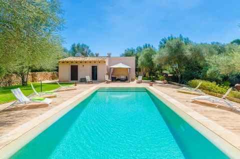 Cette villa confortable, située entre Cala Pi et Llucmajor, est parfaite pour 8 personnes en quête de détente et d'intimité. Cette magnifique maison dispose d'une piscine de chlore de 9,5 mx 4,5 m avec une profondeur de 0,8 m à 2 m, entourée d'une te...