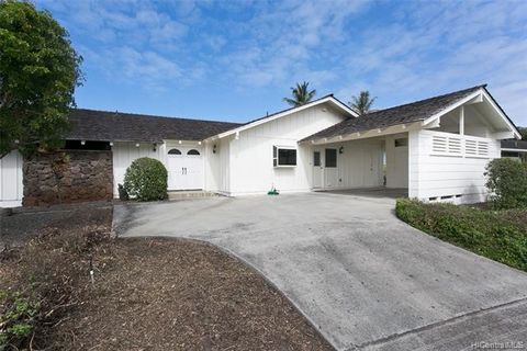 Beautiful Kailua estate with three bedroom, two bathrooms, and large den off the living and dining room. Stainless steel appliances, washer and dryer in separate laundry room. Located between Kailua Town Center and Enchanted Lakes. Close to convenien...