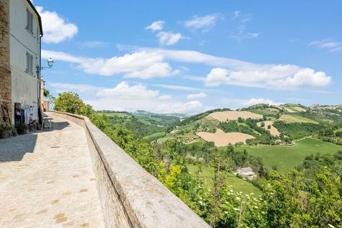 A stay of peace and relaxation awaits you in this apartment which has been renovated maintaining the characteristics of the typical Marche country house. There is a private garden with a breathtaking view of the Marche hills. This place is perfect fo...