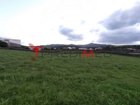 Novelty in the market: Plot located in the parish of Agualva, in a recent housing area. Very well located, in the development area of the parish, this lot has a total area of 600.10m2, having a maximum construction area of 360.06m2 for detached detac...
