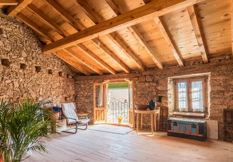 We were waiting for you. You have arrived at a LARGE mountain property of almost 500 m2, between house, patios, corrals and blocks, with access to two streets. With it you will shape your whim of becoming the owner of a country house where you can li...