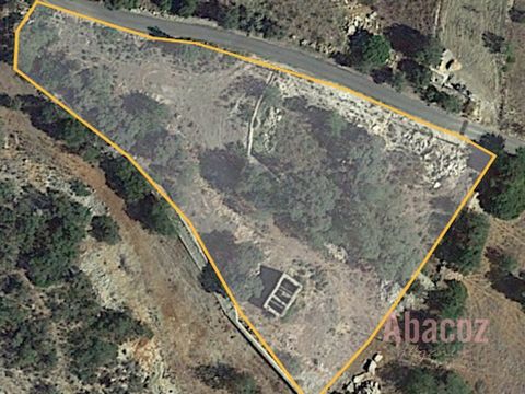Plot with 3.997m2 located on a high point with good views of the countryside and only 7 minutes drive from the historic town of Loulé with all amenities such as schools, supermarkets, restaurants, pharmacies and hospital. This plot is only 25 kilomet...