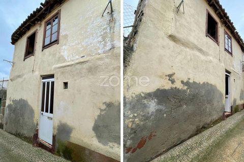 Property ID: ZMPT554385 If you are looking for houses to recover, in the parish of Vila Flor, Municipality of Bragança, you will be investing in a property with the following characteristics: - House located in the center of Vila Flor and Turnip; - 2...