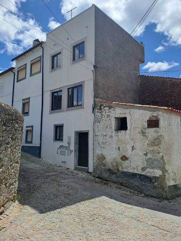 House T2 refurbished in the historic area of Miranda do Douro. Property with 3 floors and terrace overlooking the city, consisting of kitchen and living room, 2 bedrooms with private bathroom and terrace. Pre installation of air conditioning and stor...