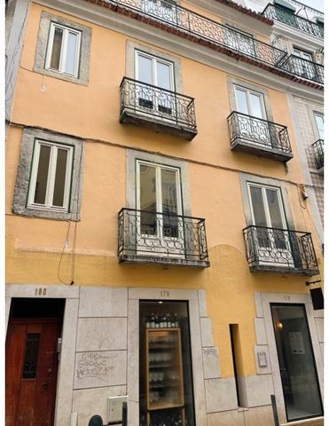 Store in a residential complex in Lisbon of 60 m2. The building was completely renovated in 2017/2018. The store is currently rented out and operates as a restaurant. Annual profitability of 5%, (2312.00€ monthly rent). Located in: - 200 m from Mirad...