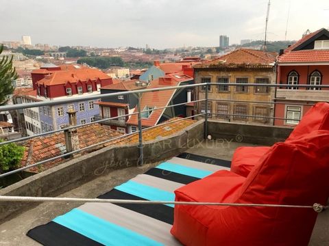 Building that functions as Guesthouse with a lot of potential located in one of the most vibrant areas of the city of Porto. This, of features of nothing trivial, has good quality finishes, which ensure an experience of the best comfort existing. It ...