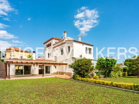 RESIDENTIAL PARADISE NEAR LAKE BANYOLES This magnificent property in Banyoles combines elegance, comfort, and charm in an idyllic setting. With a spacious 435 m² area spread across four floors, this residence offers an unparalleled residential experi...