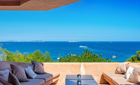 In the heart of the Punta d'Oro estate, this property offers a beautiful villa with 416 m2 of living space. Built on a magnificent landscaped park of 3,954 m2 with easy access to the beach of the estate, it offers a splendid view of the open sea, Pal...