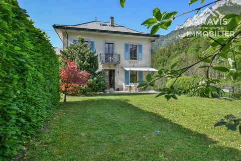 In a green setting and full of serenity, beautiful bourgeois house, located in a quiet area of Petit-Bornand and built in 1902 on a plot of more than 5000m2 It consists of a large entrance/corridor serving a bedroom with fireplace, a living room with...