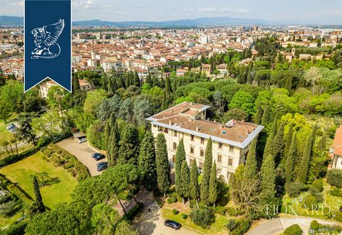 This elegant, high-end apartment is for sale inside a prestigious historical villa in the north of Florence, just a few steps away from the city's enchanting historical centre. Located in one of the greenest areas of the city, this property boas...