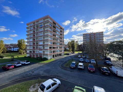 In a 1970s residence with elevator, very well maintained, 10 minutes walk from the St Jean de Luz market, while being quiet, we offer you a pleasant 80m2 T4 on the second floor. A beautiful terrace facing EAST on the park of the residence allows you ...