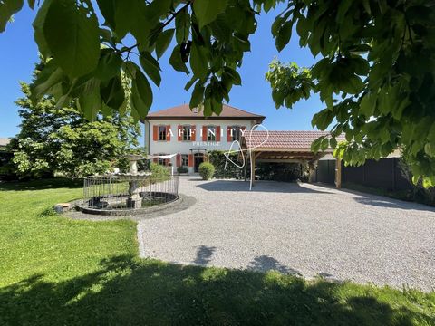 Charming house for sale in Amancy. In a green and quiet setting just 15 minutes from Geneva, magnificent 17th century property with high quality materials, period staircases, moldings, high ceilings. The house is set on a fully enclosed plot of 1700 ...