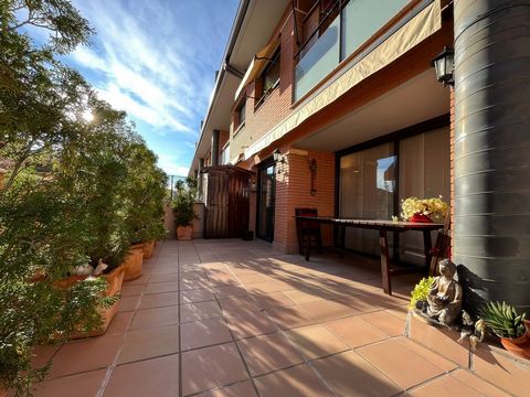 LUXE PROPERTIES presents this beautiful and cozy apartment with a large terrace in one of the best areas of Rubí in Can Alzamora with South orientation, very sunny. It is a house distributed on one floor, with the following distribution: It consists ...