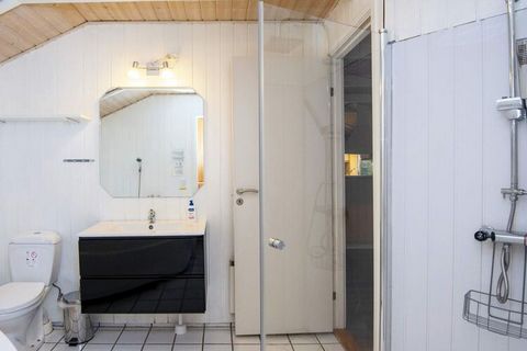 Casa de vacaciones en una gran parcela natural con pinos y no muy lejos del mar de Wadden. Baño con bañera de hidromasaje para 2 personas, ducha, suelo radiante y acceso directo a la sauna. Paredes y techos de madera clara con vigas a la vista. Cocin...