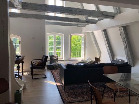 right, friendly loft in the best location in town! Open kitchen, dining and living room and WC on the lower level (2OG). The sleeping area (double bed) and shower room are on the upper maisonette level. Also open, light and airy. The view from the li...