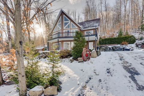 Discover this exceptional property on the banks of majestic Lac-Simon. With its large windows offering breathtaking views, its 4-5 bedrooms and the possibility of a 5-6th, this wonderfully maintained chalet is a true haven of peace. Enjoy the garage,...