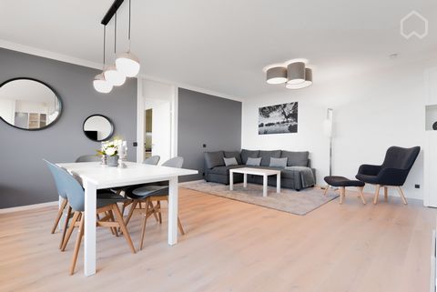 Deutsch: Dieses neu renovierte Appartement (Am weissen Berg 3) in Kronberg bietet einen Wohnraum für bis zu 6 Personen. Es verfügt über 2 Schlafzimmer, 1 Wohnzimmer, 1 Badezimmer, 1 Gäste-WC, 1 Küche und einen großen Balkon nach Süden. Die Schlafzimm...