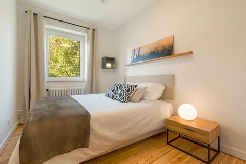 Die schöne hochwertig sanierte und sehr gut aufgeteilte 2,5-Zimmer-Wohnung befindet sich im 1. Obergeschoß eines sehr gepflegten Mehrfamilienhauses in ruhiger Lage in Kiel-Ellerbek - Vollständig renoviert / saniert - Komplett möbliert und ausgestatte...