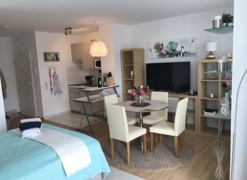 This apartment is well suited for singles, couples, adventurers travelling alone, business travellers, lovers, no matter whether young and dynamic 'world conquerors' or also quiet, older students who like a good bed, short distances, a generously des...