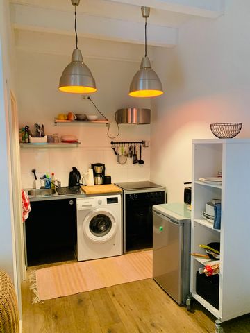 Beautiful studio apartment with fully equipped kitchenette, sitting area and comfortable single bed. The apartment has a stove and oven, kettle, toaster and fridge with freezer compartment. The terrace has seating - the rest of the park-like large ga...