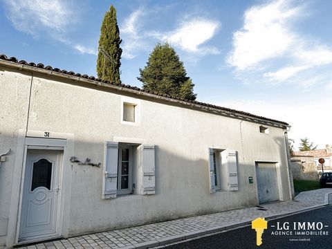 The LGIMMO agency offers you this townhouse with garage, all shops and schools on foot, located 30 minutes from the sea. It consists of an entrance hall of 7 m2, a dining room with fireplace of 16 m2, a fitted kitchen of 8 m2, a living room of 17 m2,...