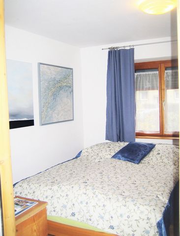 A beautiful apartment in an artistically furnished family house. Free parking in front of the house. The entrance leads through a front garden and a ceramic gallery into the Secluded Apartment. Kitchen, bathroom and bedroom are fully equipped. The ki...