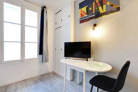 It is a 20m² apartment located on the 3rd floor without elevator. The apartment is close to the Invalides, and is located 12 minutes walk from the Eiffel Tower. It is composed of: - A kitchenette, equipped and functional: fridge, stove, coffee machin...