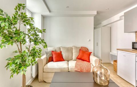 Located 5 minutes walk from the Castle of Fontainebleau. In the city center Located 25 minutes from the FONTAINEBLEAU-AVON train station by bus. You can reach Paris in 40 minutes from this station. Getting around ** ARRIVAL BY CAR For PARKING: → PARK...