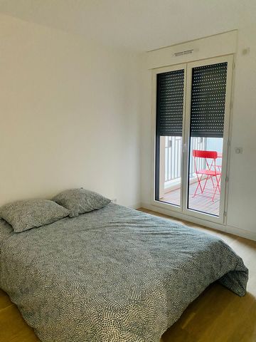Brand new flat, 5 min away from Mairie de Clichy subway station. In the heart if Clichy, surrounded by supermarkets and shops. 1 comfortable bedroom, large entrance, large bathroom and toilet, 1 living room with open kitchen. Both bedroom open on a l...
