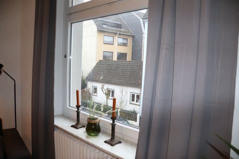 Die schöne, modernisierte Wohnung befindet sich im Wuppertaler Stadtteil Barmen (Rott) Von der Diele betritt man das großzügige Schlafzimmer, das Bad, sowie den Wohn/Essbereich. Die mit viel Liebe zum Detail modernisierte Wohnung verfügt über eine vo...
