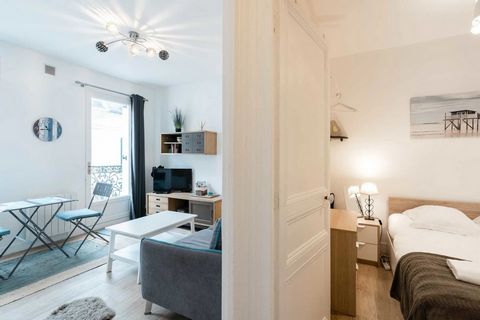 Nestled in the heart of the charming coastal town of Trouville-sur-Mer, this apartment offers an idyllic getaway for lovers of the sea and authentic charm. Ideally located, our apartment is just steps away from the seafront, golden beaches and histor...
