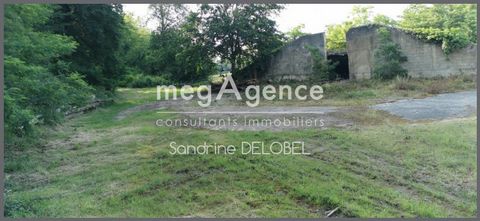 Land with a total surface area of 14,809 m², including 4,564 m² of flat building land and 10,245 m² of wood and copse (rising with a few levels). A high existing building of approximately 50 m² which can be rehabilitated or destroyed, overlooking the...