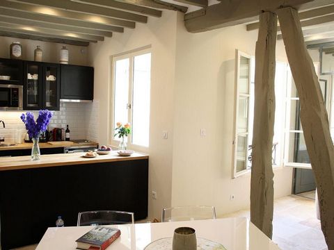 We offer a comfortable fashionable apartment in the heart of the famous saint Germain des Prés. Within walking distance from the beautiful Luxembourg gardens and the seine river. Near all the lovely markets, shops and cafes. Our apartment gives off o...
