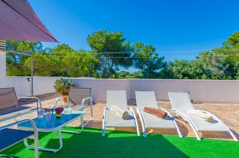 Stijlvol huis met privé zwembad in Cala Pi, geschikt voor maximaal 6 personen. De buitenruimte van dit huis bestaat uit een voorporch, met een kleine tuin, en een patio aan de achterkant van het huis, met een chloorvrij privézwembad van 8 m x 4 m, en...