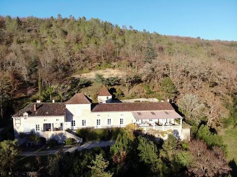Located in the beautiful vineyard valley - Very beautiful late 19th century mansion with a magnificent terrace overlooking the Lot river, approximately 400 m2 of living space, 13 rooms including 9 bedrooms and 6 bathrooms. Level access to the main ho...