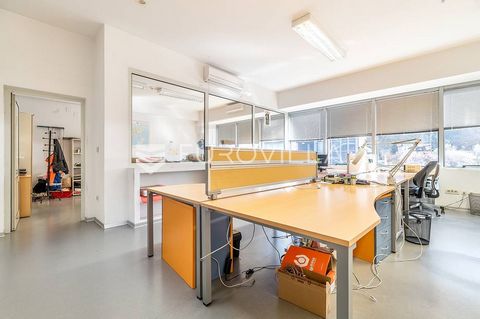 Sveta Nedelja, office building 1650 m2 within the business zone. It extends through the ground floor, which consists of an entrance hall, an open space office room, sanitary facilities, a kitchenette with a dining room and production storage halls, a...
