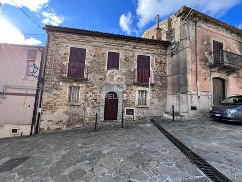 In the charming historic center of Ogliastro Cilento, we offer for sale a house with an independent entrance spread over two levels, ideal for those who want to experience the authentic atmosphere of the Cilento tradition. Property Features: Ground F...