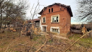 Price: €8.800,00 District: Yambol Category: House Area: 120 sq.m. Plot Size: 2500 sq.m. Bedrooms: 3 Bathrooms: 1 Location: Countryside We offer you an interesting property with potential in Petokladentsi village located in the Danube plain, between t...