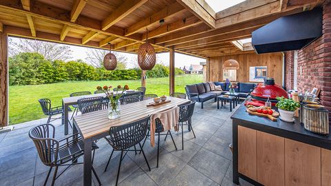 Parc Maasresidence Thorn is a resort located in a beautiful area in the heart of Central Limburg, within walking distance of the charming white town of Thorn. From your villa or apartment, you can easily walk to the centrally located MRT Promenade. T...