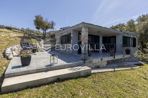 Brač, Splitska, Enchanting Estate – Olive Grove with a House and Project on a 37,000 m2 Parcel. It consists of a fully finished and equipped agricultural facility, along with a project for the construction of another residential building, all in acco...