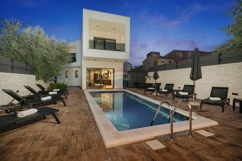 Zum Verkauf steht eine Luxusvilla mit Swimmingpool nahe dem Zentrum von Vodice. Die Villa mit einer Gesamtwohnfläche von 160,20 m2 besteht aus einem Erdgeschoss und einem Obergeschoss. Im Erdgeschoss gibt es eine Küche mit Esszimmer und ein 50 m² gro...